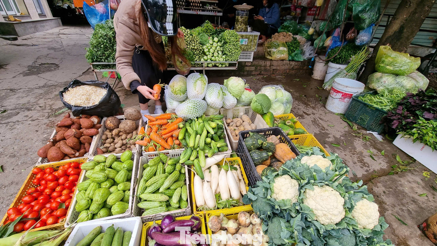 Rau củ đắt hơn thịt, người Hà Nội choáng như bị 'móc túi'- Ảnh 1.