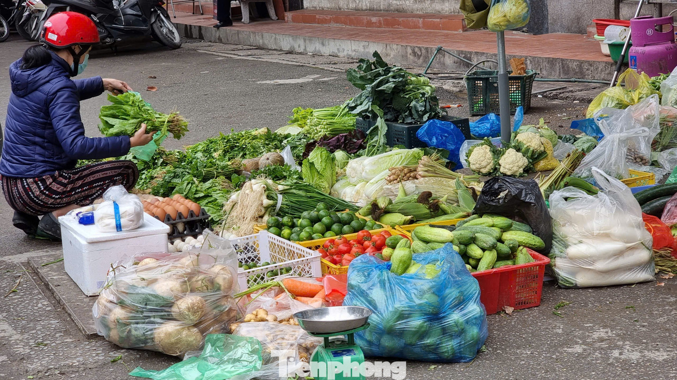 Rau củ đắt hơn thịt, người Hà Nội choáng như bị 'móc túi'- Ảnh 2.