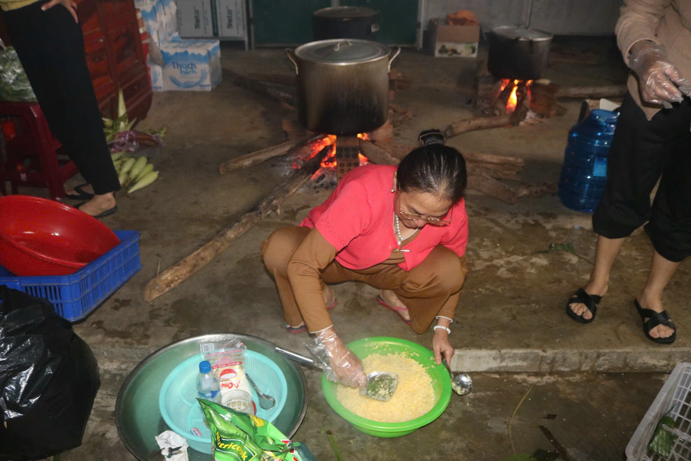 Người dân Quảng Ngãi nổi lửa sáng đêm nấu bánh chưng, soạn thực phẩm gửi vùng lũ- Ảnh 27.