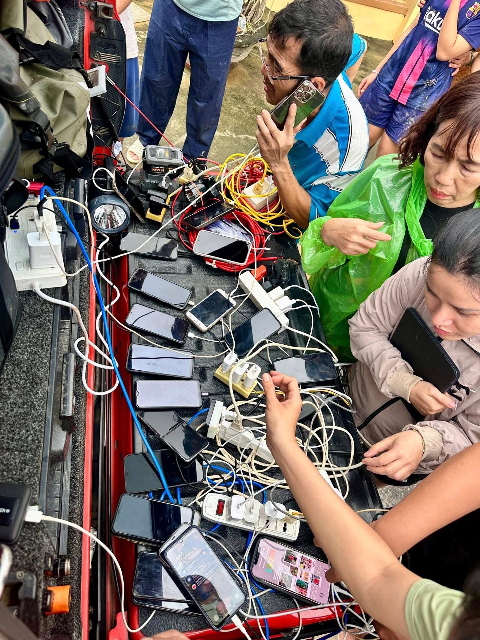 Người đàn ông chạy xe từ TP. Hồ Chí Minh vào Nha Trang để người dân vùng lũ sạc nhờ điện thoại- Ảnh 3.