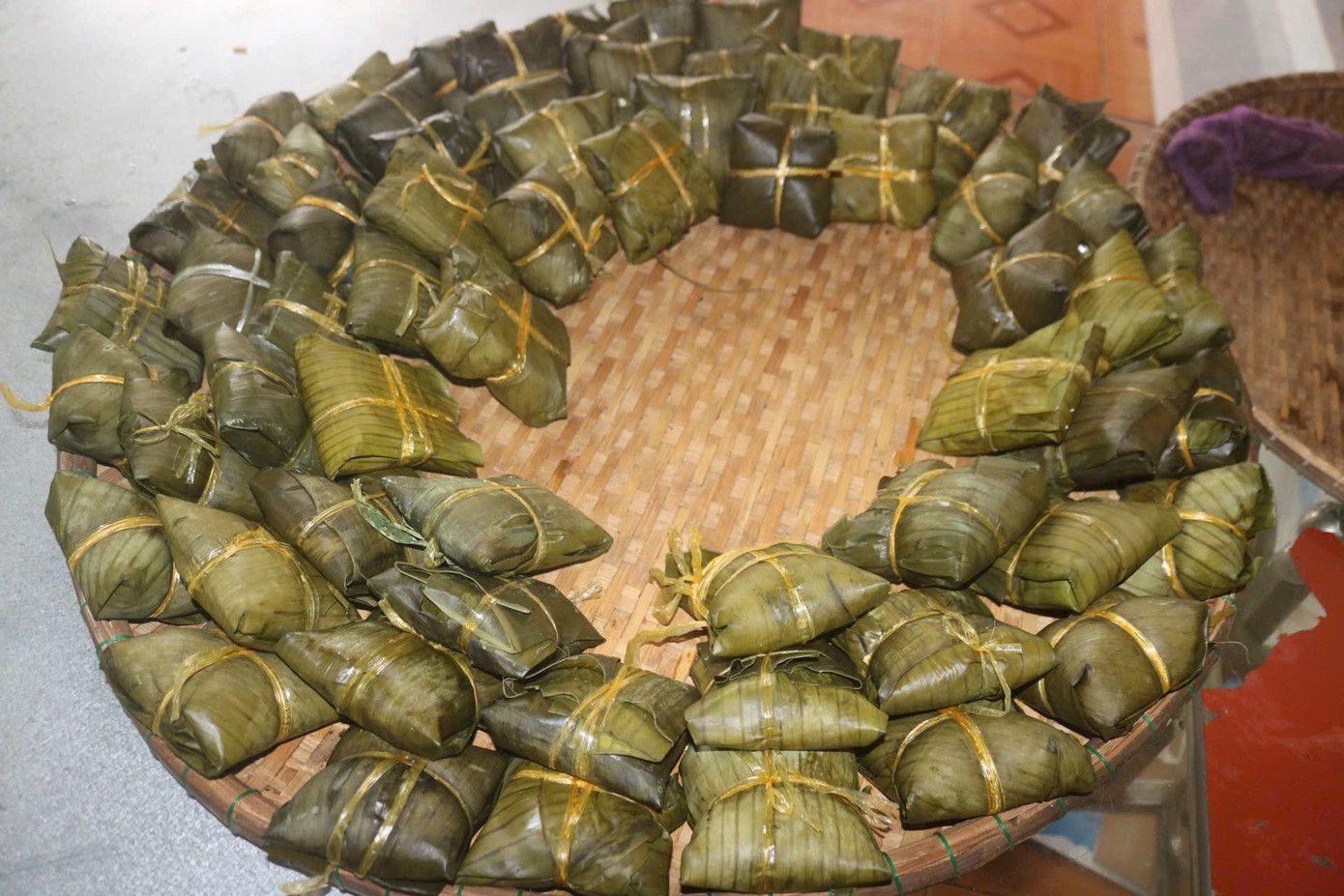 Người dân Quảng Ngãi nổi lửa sáng đêm nấu bánh chưng, soạn thực phẩm gửi vùng lũ- Ảnh 29.