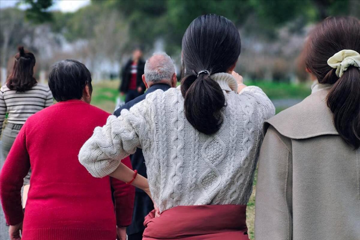 Nghỉ hưu 11 năm, lương hưu 33 triệu/tháng mà bố mẹ tôi chỉ còn 296 triệu tiết kiệm - tôi mất ngủ 3 đêm khi mở sổ ngân hàng- Ảnh 2. Nghỉ hưu 11 năm, lương hưu 33 triệu/tháng mà bố mẹ tôi chỉ còn 296 triệu tiết kiệm - tôi mất ngủ 3 đêm khi mở sổ ngân hàng- Ảnh 2.