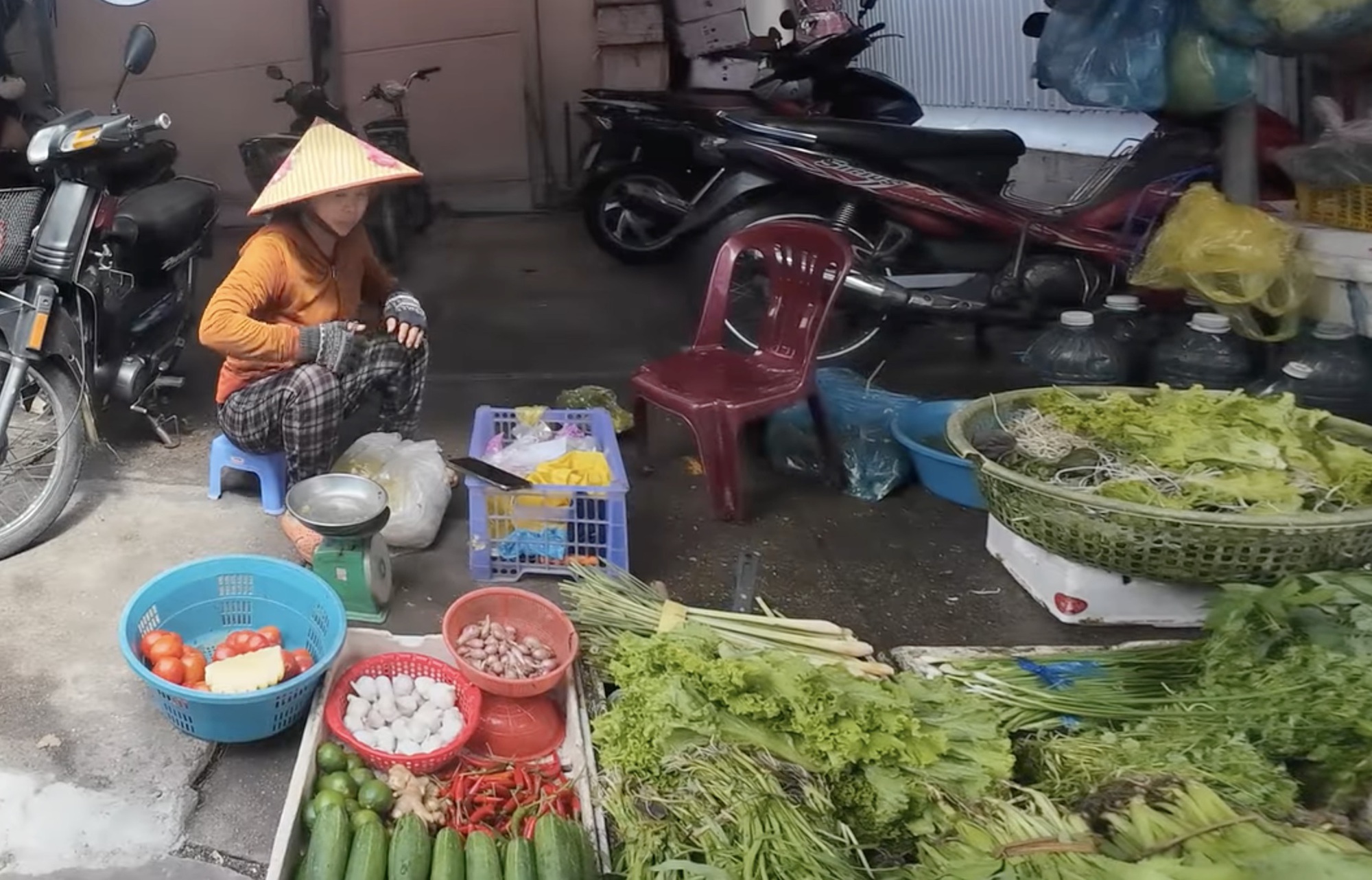 Người dân Gia Lai đỏ mắt tìm rau xanh giữa mùa ngập lụt - Ảnh 1. Người dân Gia Lai đỏ mắt tìm rau xanh giữa mùa ngập lụt - Ảnh 1.