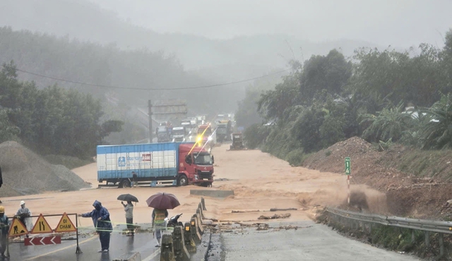 Bộ Xây dựng cập nhật nóng tình hình giao thông vùng mưa lũ: 13 vị trí tắc đường bộ, 33 đoàn tàu ngừng chạy - Ảnh 1.
