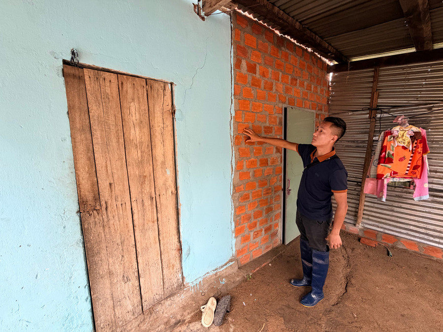 Sau tiếng nổ lạ trong cơn lũ, nhiều nhà dân và trụ sở ở Gia Lai xuất hiện vết nứt bất thường - Ảnh 1. Sau tiếng nổ lạ trong cơn lũ, nhiều nhà dân và trụ sở ở Gia Lai xuất hiện vết nứt bất thường - Ảnh 1.