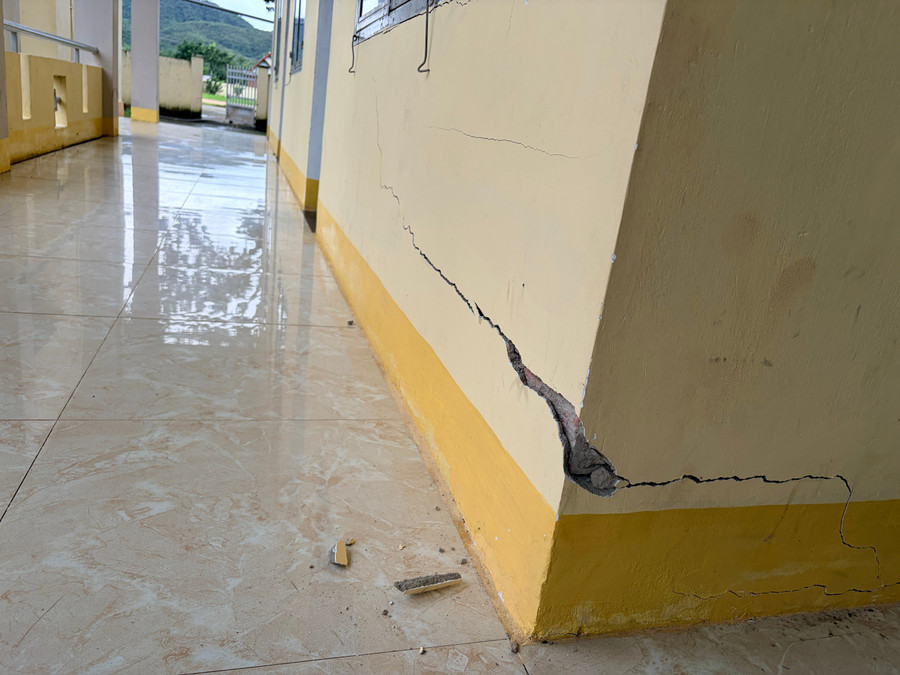 Sau tiếng nổ lạ trong cơn lũ, nhiều nhà dân và trụ sở ở Gia Lai xuất hiện vết nứt bất thường - Ảnh 3. Sau tiếng nổ lạ trong cơn lũ, nhiều nhà dân và trụ sở ở Gia Lai xuất hiện vết nứt bất thường - Ảnh 3.