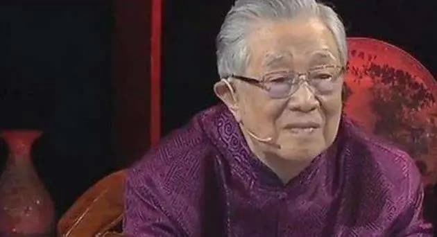 Mang "quả ngô" đi thẩm định cổ vật bị chuyên gia phán là đồ giả, cụ ông cười khẩy nói: "Có biết tôi là ai không?"- Ảnh 3. Mang "quả ngô" đi thẩm định cổ vật bị chuyên gia phán là đồ giả, cụ ông cười khẩy nói: "Có biết tôi là ai không?"- Ảnh 3.