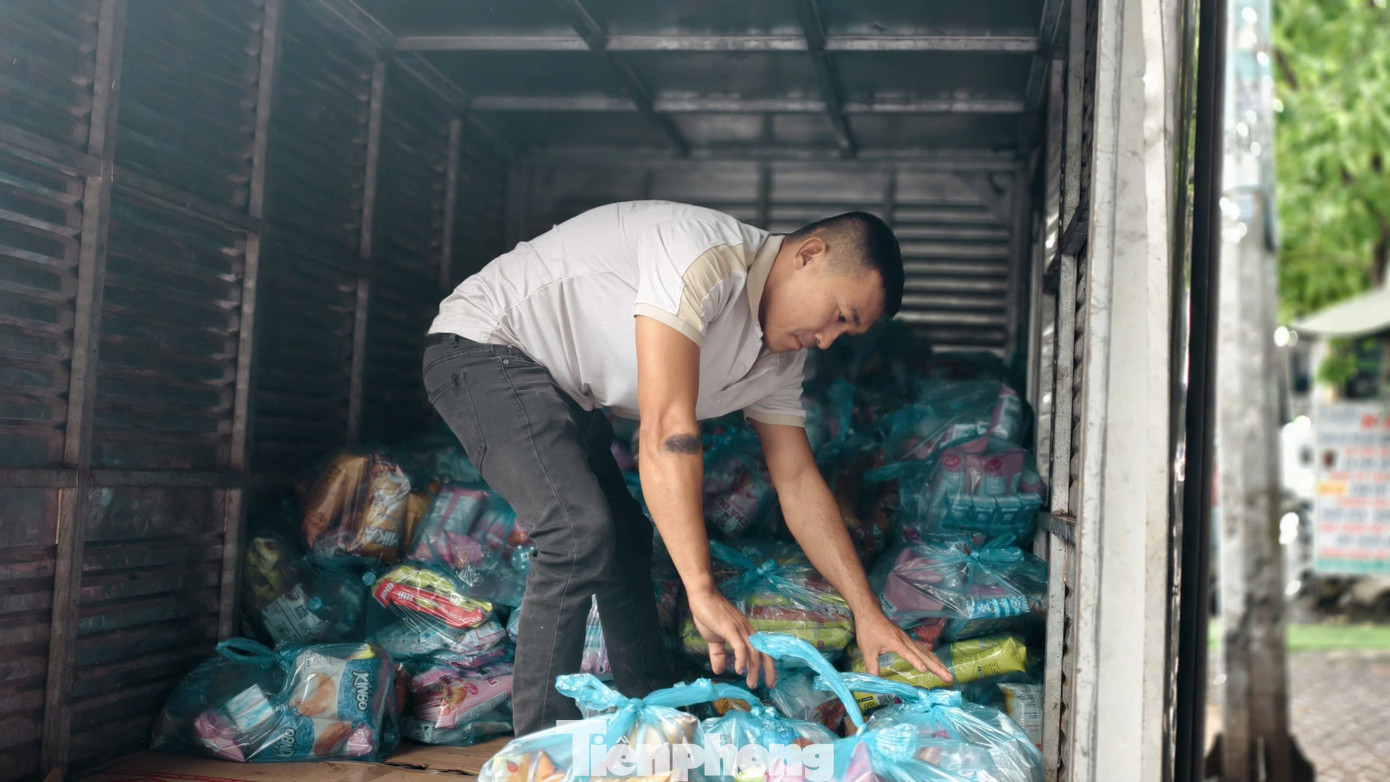 Người dân Quảng Ngãi nổi lửa sáng đêm nấu bánh chưng, soạn thực phẩm gửi vùng lũ- Ảnh 15.