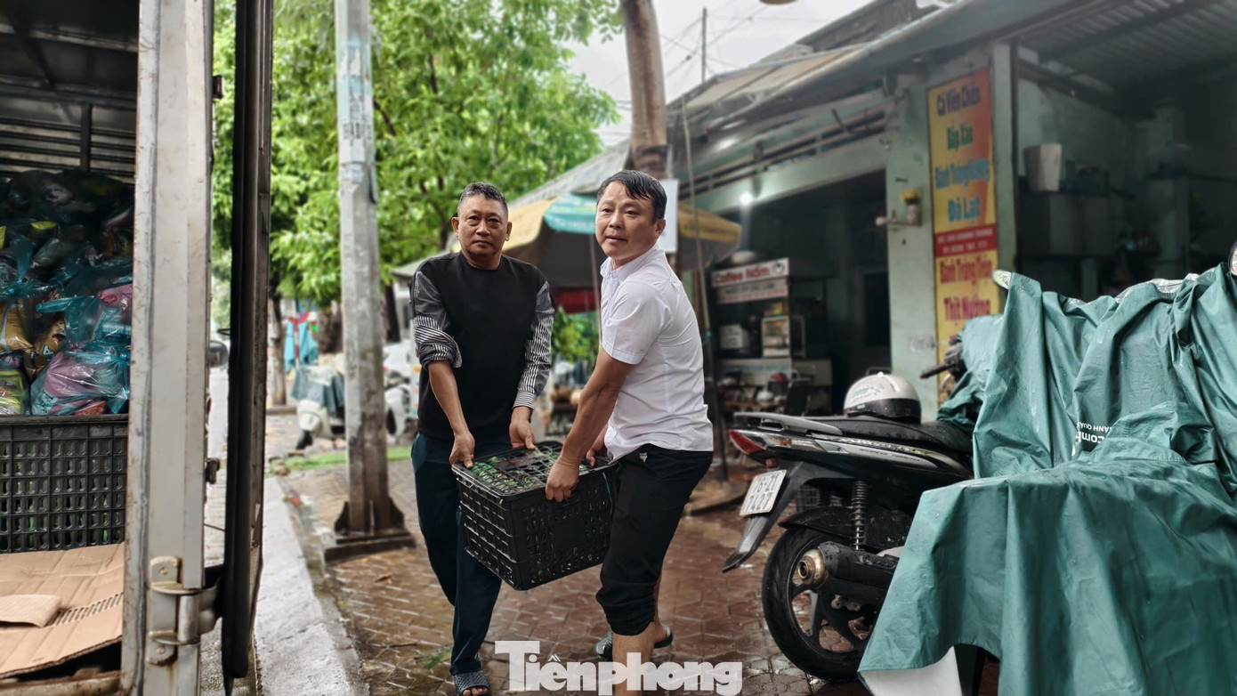 Người dân Quảng Ngãi nổi lửa sáng đêm nấu bánh chưng, soạn thực phẩm gửi vùng lũ- Ảnh 14.