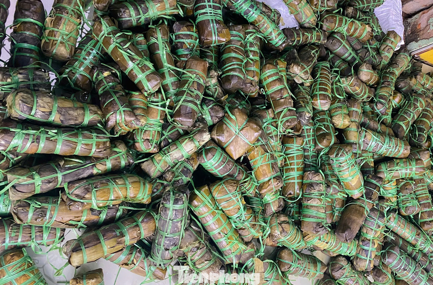 Người dân Quảng Ngãi nổi lửa sáng đêm nấu bánh chưng, soạn thực phẩm gửi vùng lũ- Ảnh 13.