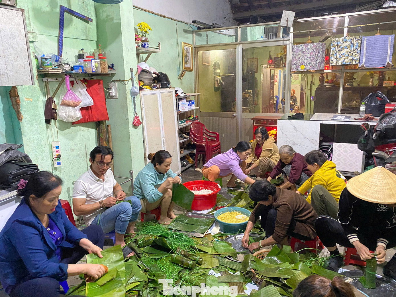 Người dân Quảng Ngãi nổi lửa sáng đêm nấu bánh chưng, soạn thực phẩm gửi vùng lũ- Ảnh 1.