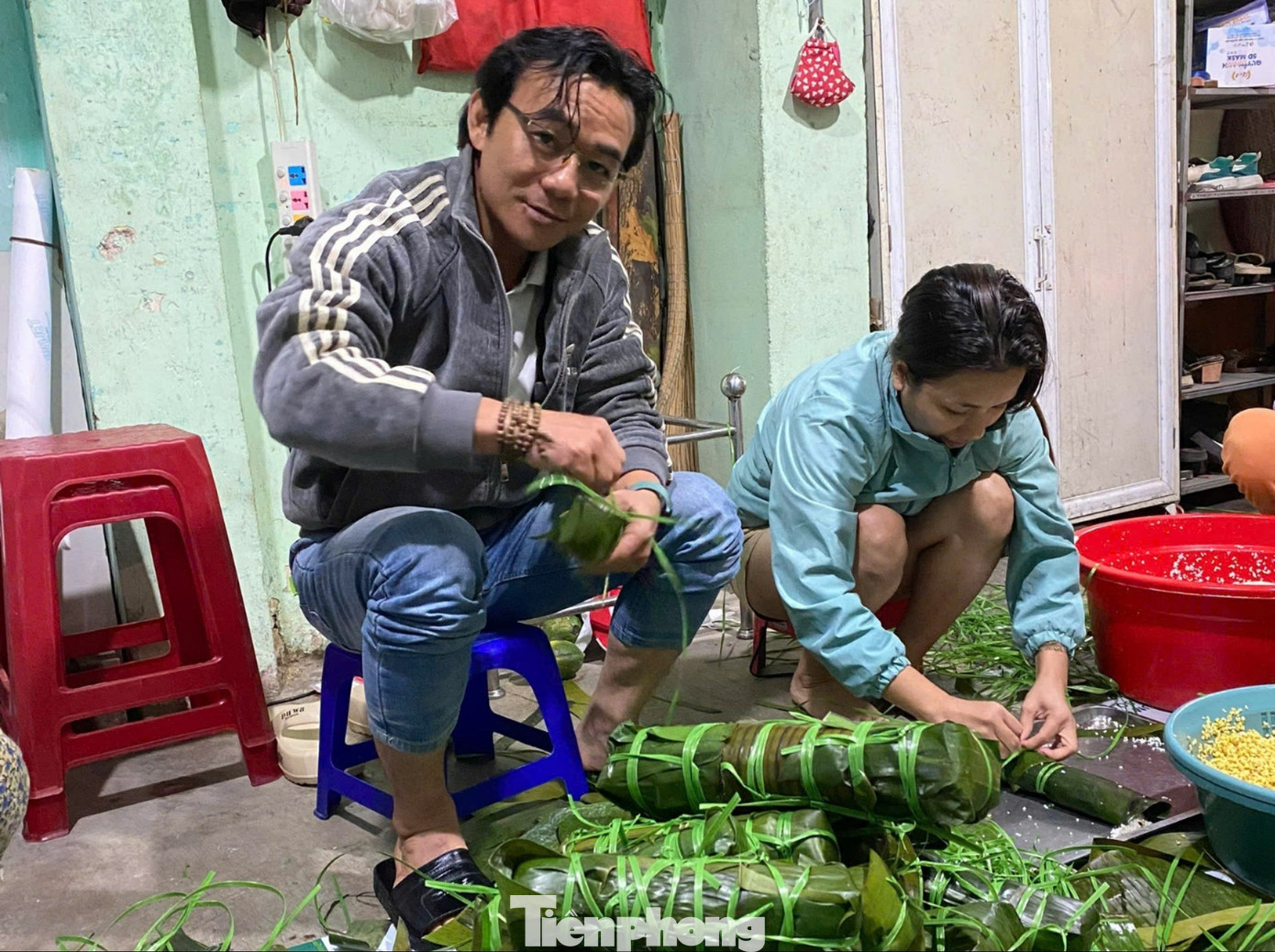 Người dân Quảng Ngãi nổi lửa sáng đêm nấu bánh chưng, soạn thực phẩm gửi vùng lũ- Ảnh 3.