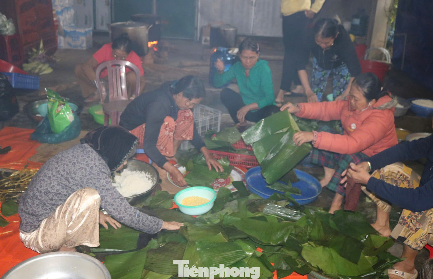 Người dân Quảng Ngãi nổi lửa sáng đêm nấu bánh chưng, soạn thực phẩm gửi vùng lũ- Ảnh 23.