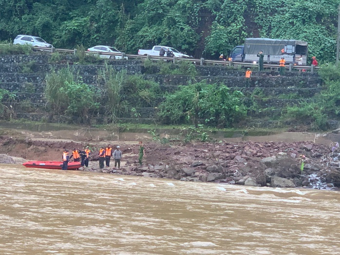 Tìm thấy thi thể tài xế xe đầu kéo bị lũ cuốn trôi ở Quảng Trị - Ảnh 1. Tìm thấy thi thể tài xế xe đầu kéo bị lũ cuốn trôi ở Quảng Trị - Ảnh 1.