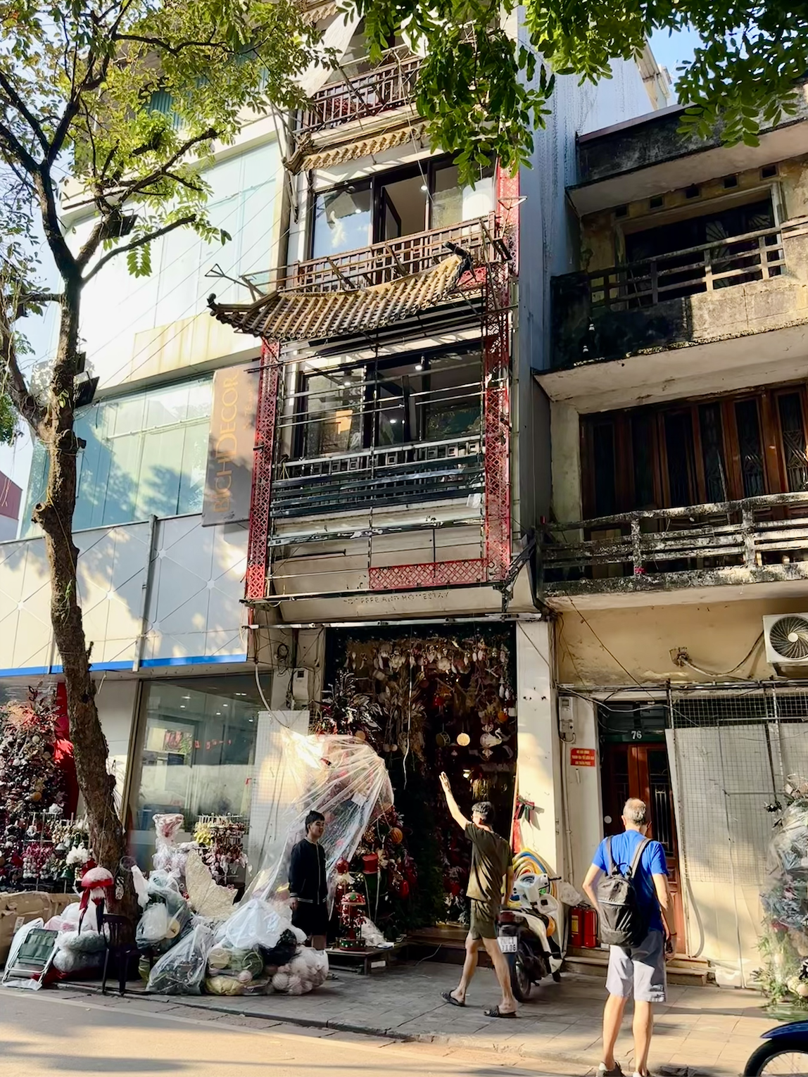 Cảnh tượng tại "phố Noel" trên Hàng Mã lúc này - Ảnh 7.