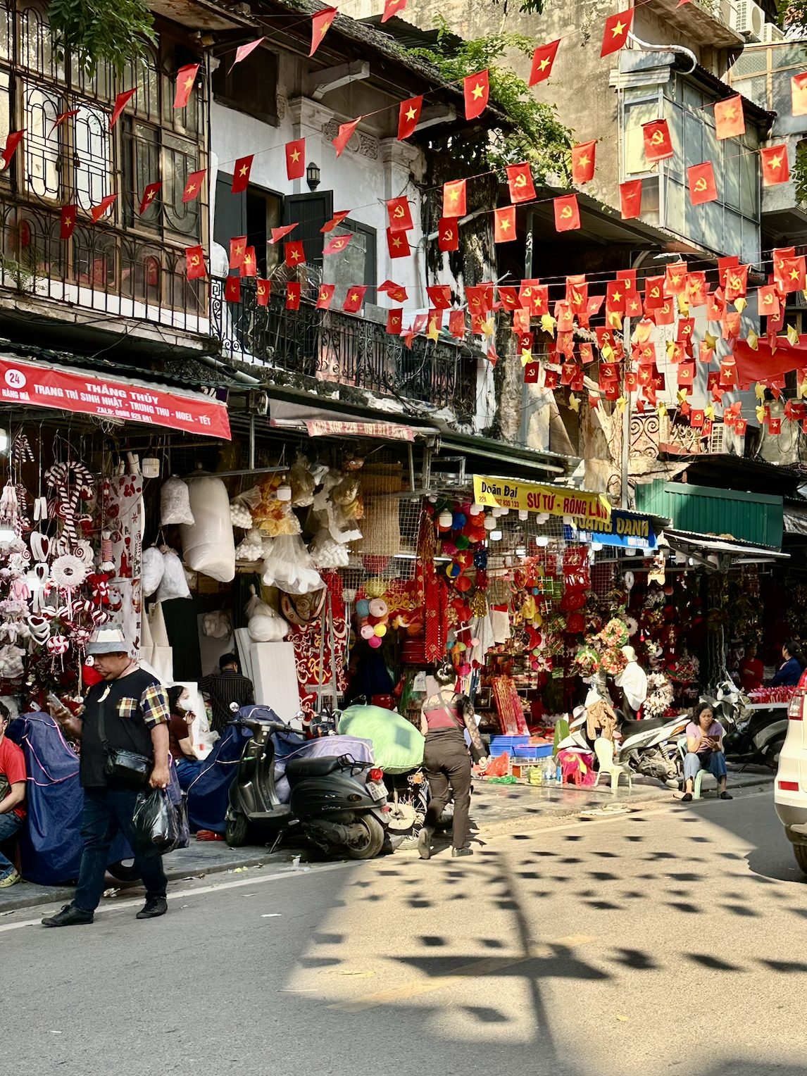 Cảnh tượng tại "phố Noel" trên Hàng Mã lúc này - Ảnh 4.