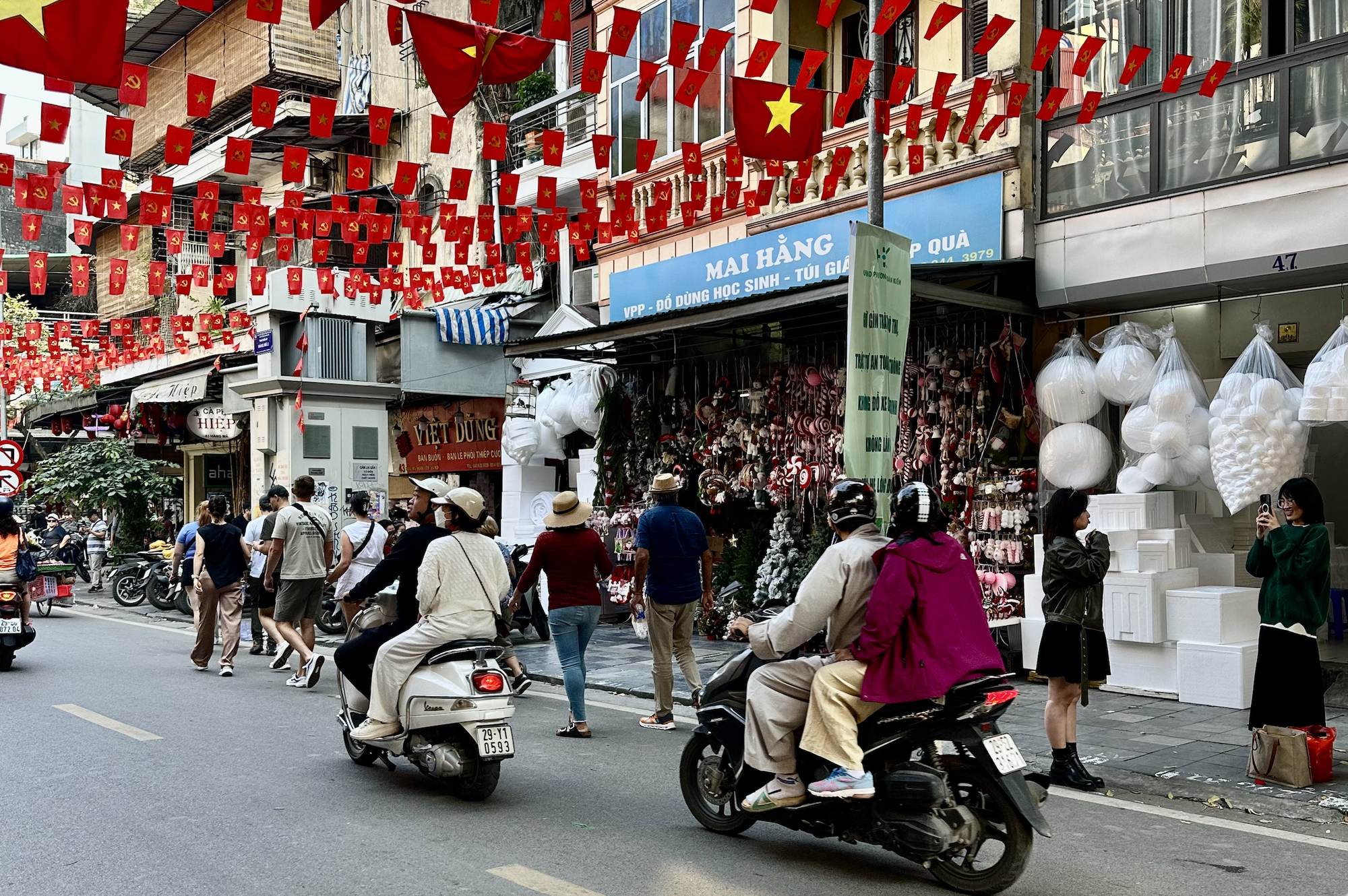 Cảnh tượng tại "phố Noel" trên Hàng Mã lúc này - Ảnh 14. Cảnh tượng tại "phố Noel" trên Hàng Mã lúc này - Ảnh 14.