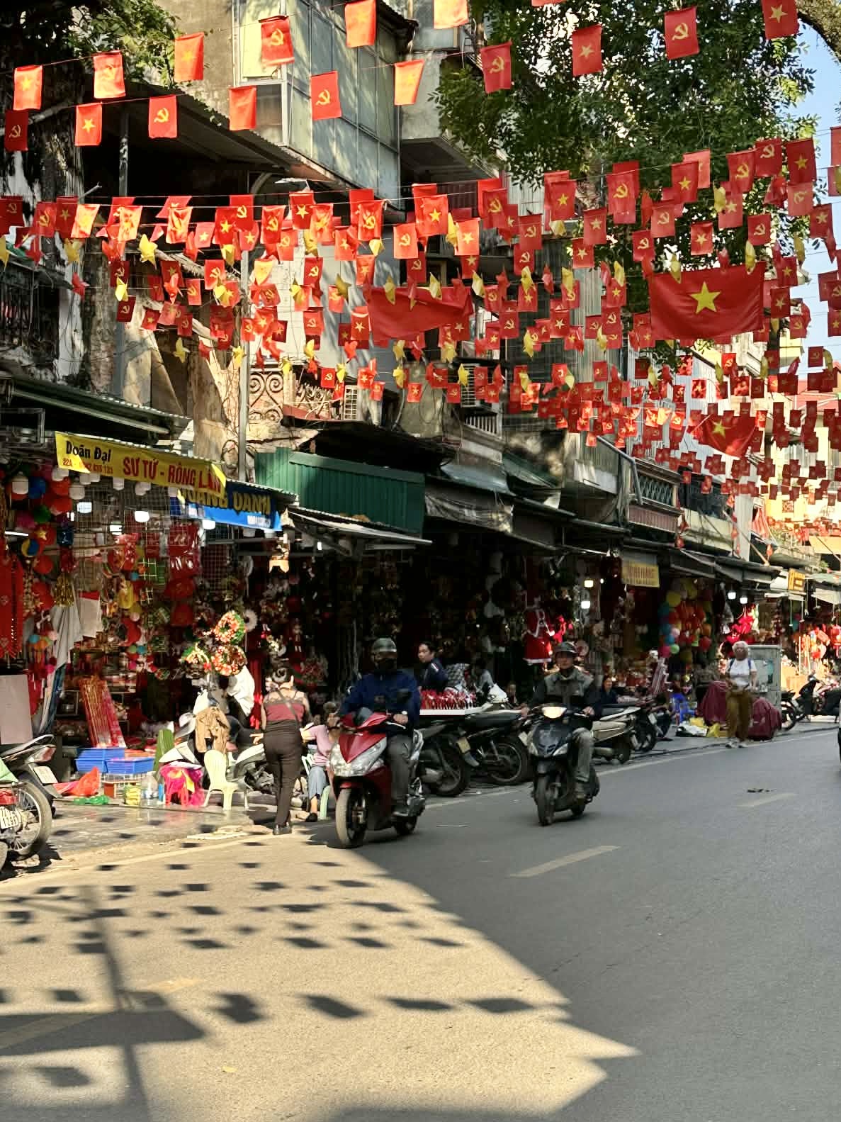 Cảnh tượng tại "phố Noel" trên Hàng Mã lúc này - Ảnh 15. Cảnh tượng tại "phố Noel" trên Hàng Mã lúc này - Ảnh 15.