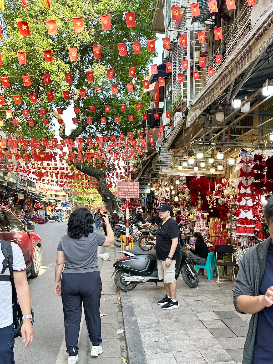 Cảnh tượng tại "phố Noel" trên Hàng Mã lúc này - Ảnh 16. Cảnh tượng tại "phố Noel" trên Hàng Mã lúc này - Ảnh 16.