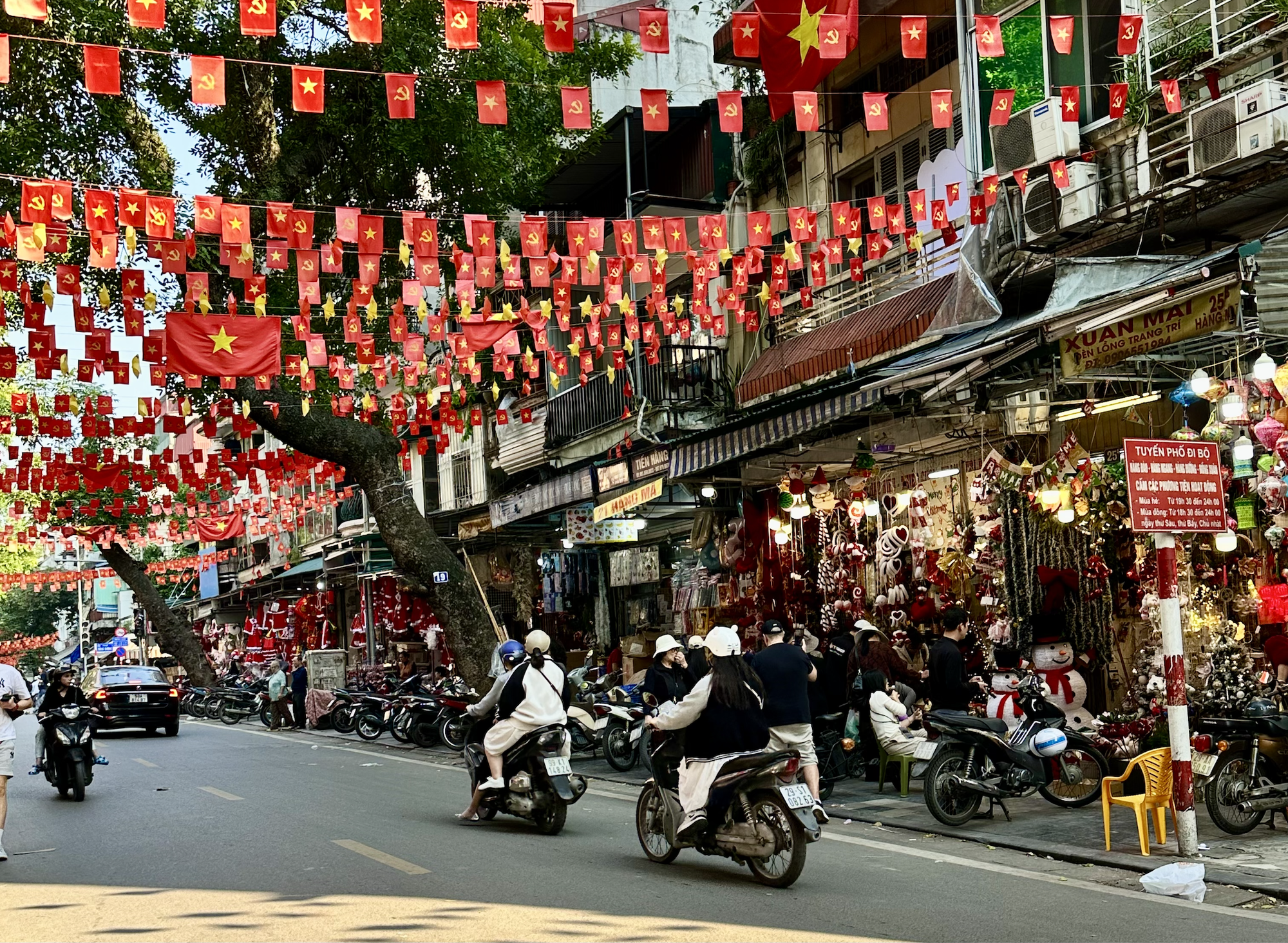 Cảnh tượng tại "phố Noel" trên Hàng Mã lúc này - Ảnh 17.