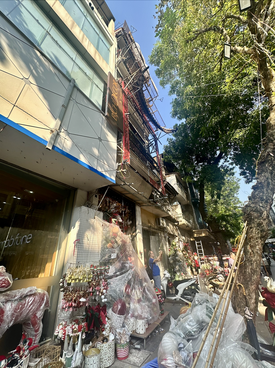 Cảnh tượng tại "phố Noel" trên Hàng Mã lúc này - Ảnh 8. Cảnh tượng tại "phố Noel" trên Hàng Mã lúc này - Ảnh 8.