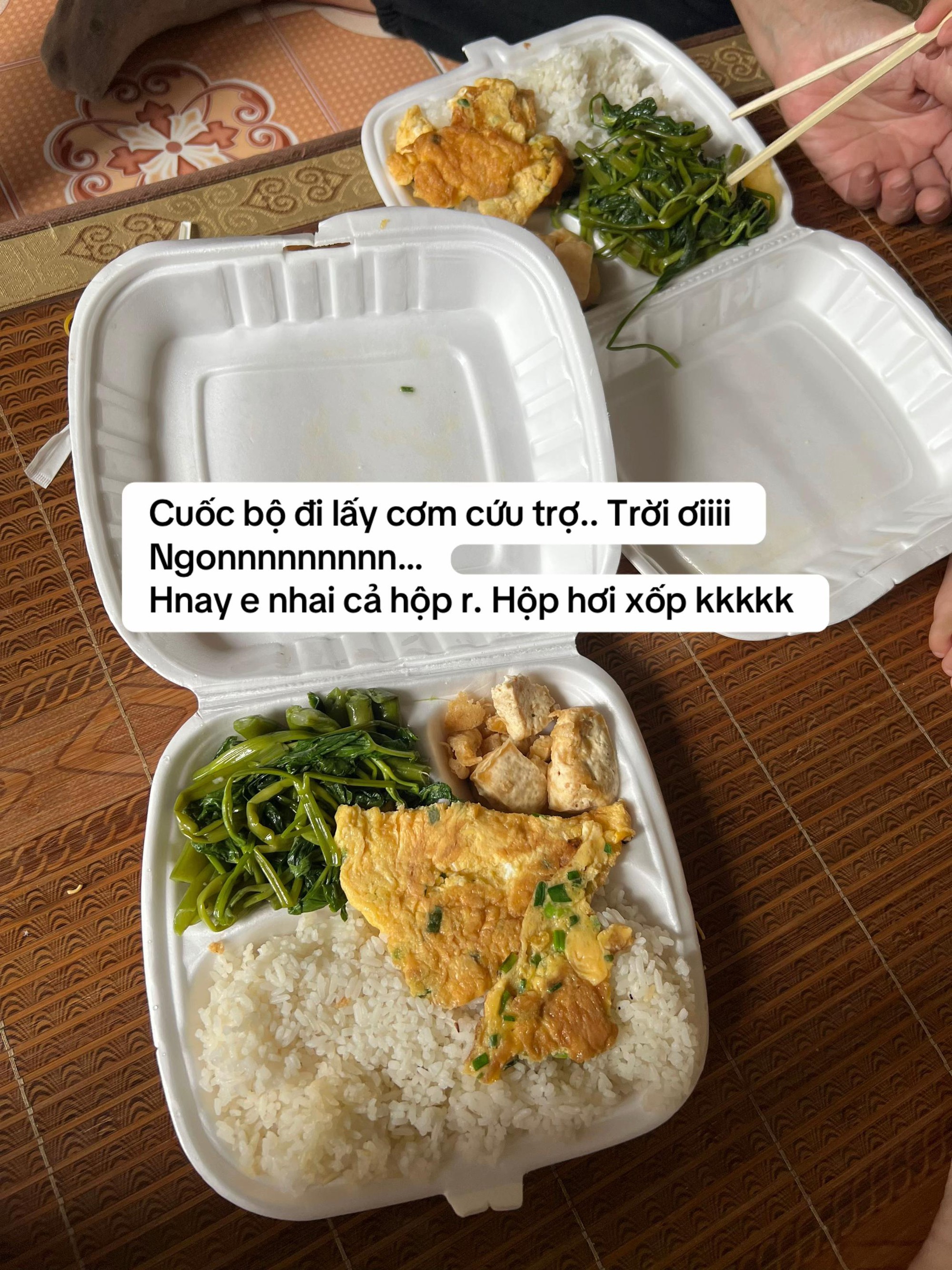 Hình ảnh những chiếc vỏ hộp đựng cơm cứu trợ gây xúc động- Ảnh 1. Hình ảnh những chiếc vỏ hộp đựng cơm cứu trợ gây xúc động- Ảnh 1.