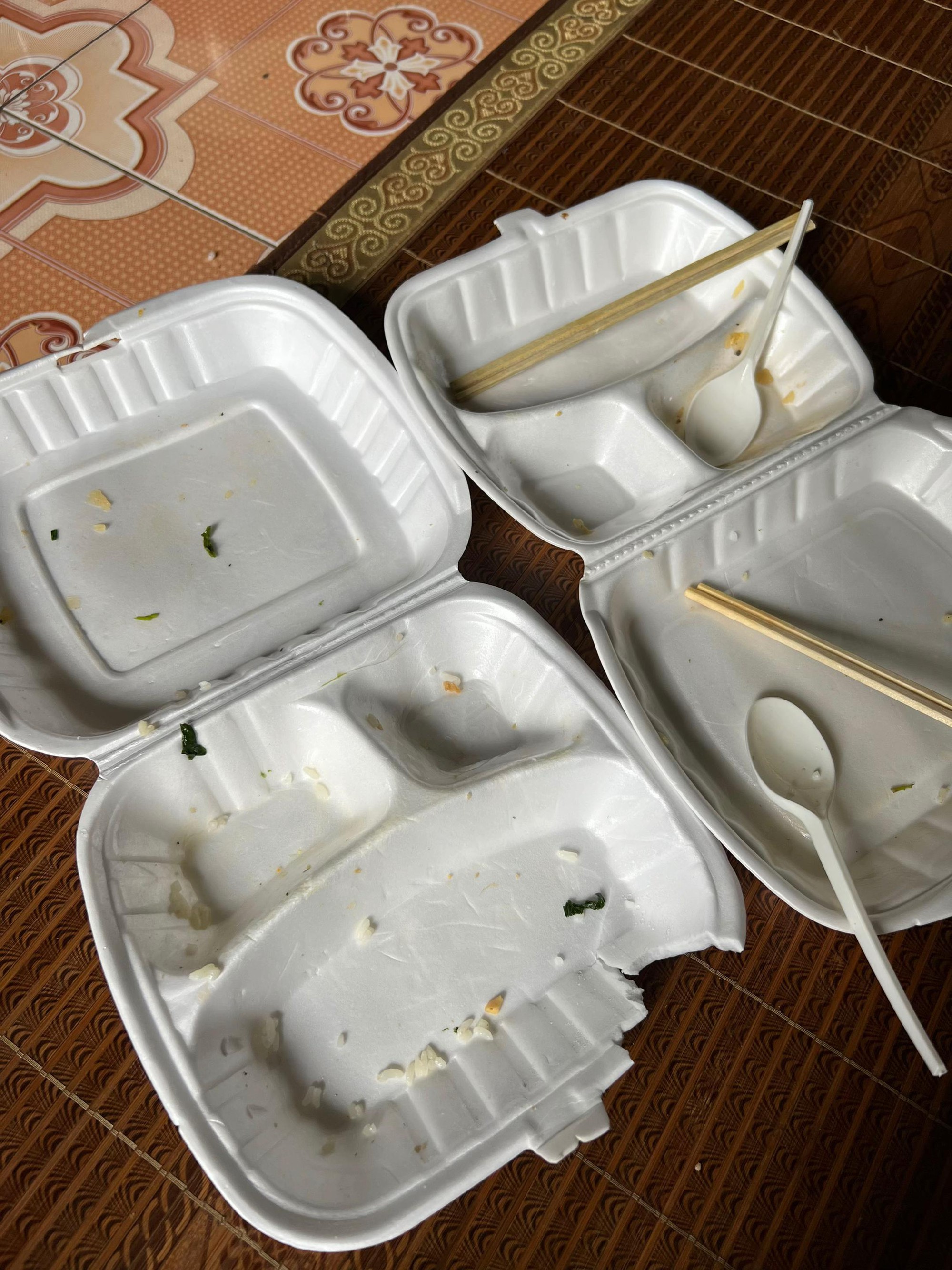 Hình ảnh những chiếc vỏ hộp đựng cơm cứu trợ gây xúc động- Ảnh 2. Hình ảnh những chiếc vỏ hộp đựng cơm cứu trợ gây xúc động- Ảnh 2.