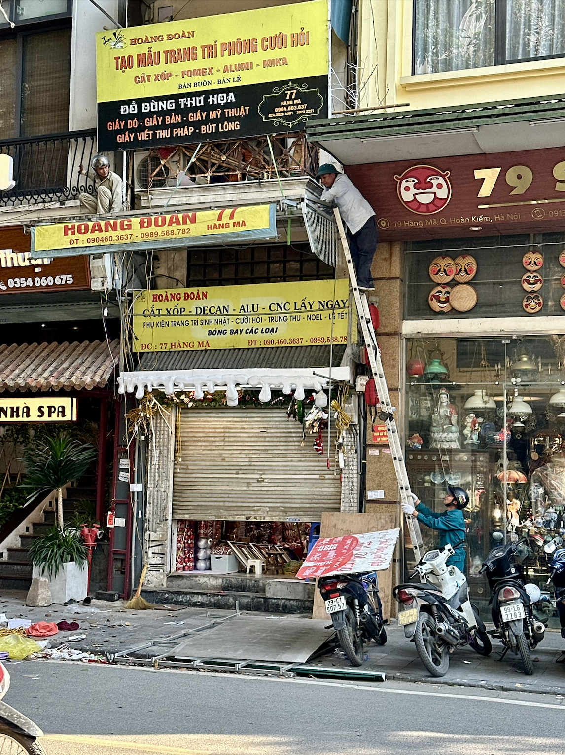 Cảnh tượng tại "phố Noel" trên Hàng Mã lúc này - Ảnh 10. Cảnh tượng tại "phố Noel" trên Hàng Mã lúc này - Ảnh 10.