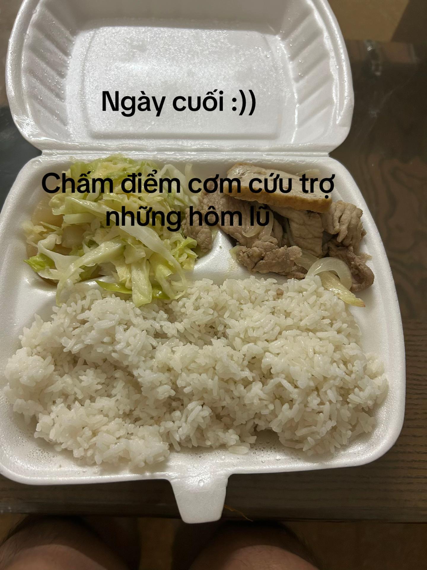 Hình ảnh những chiếc vỏ hộp đựng cơm cứu trợ gây xúc động- Ảnh 3. Hình ảnh những chiếc vỏ hộp đựng cơm cứu trợ gây xúc động- Ảnh 3.