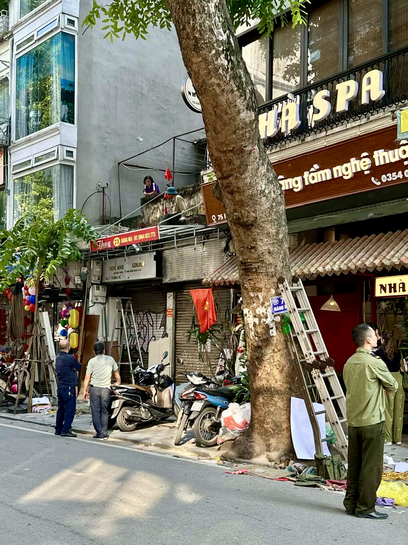 Cảnh tượng tại "phố Noel" trên Hàng Mã lúc này - Ảnh 9. Cảnh tượng tại "phố Noel" trên Hàng Mã lúc này - Ảnh 9.