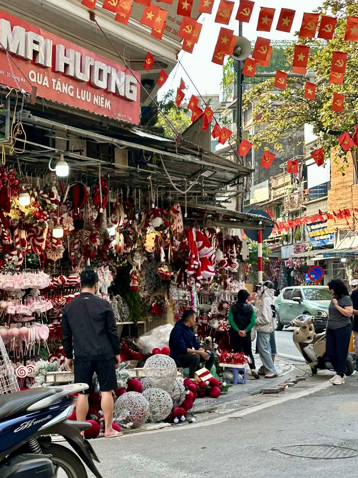Cảnh tượng tại "phố Noel" trên Hàng Mã lúc này - Ảnh 11. Cảnh tượng tại "phố Noel" trên Hàng Mã lúc này - Ảnh 11.