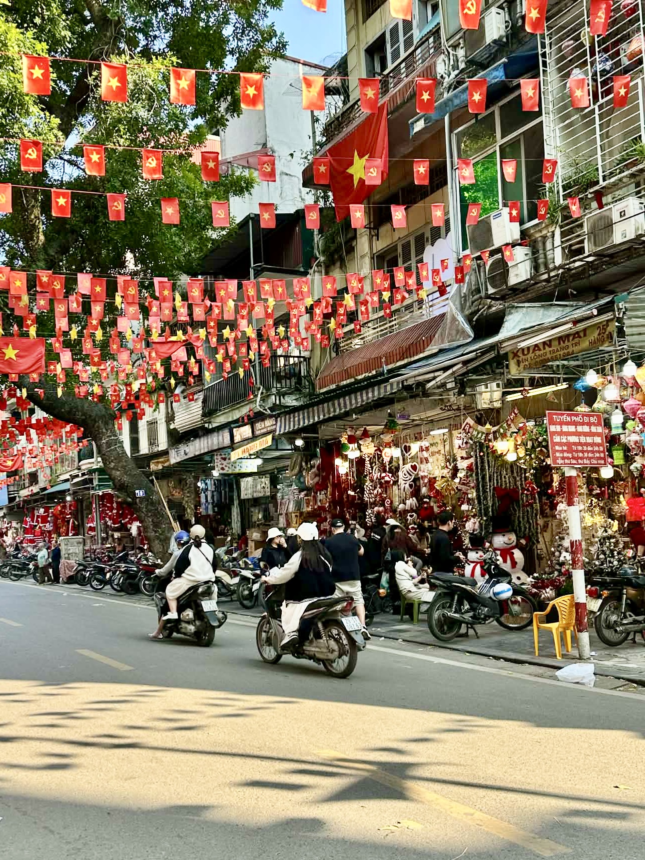 Cảnh tượng tại "phố Noel" trên Hàng Mã lúc này - Ảnh 13. Cảnh tượng tại "phố Noel" trên Hàng Mã lúc này - Ảnh 13.