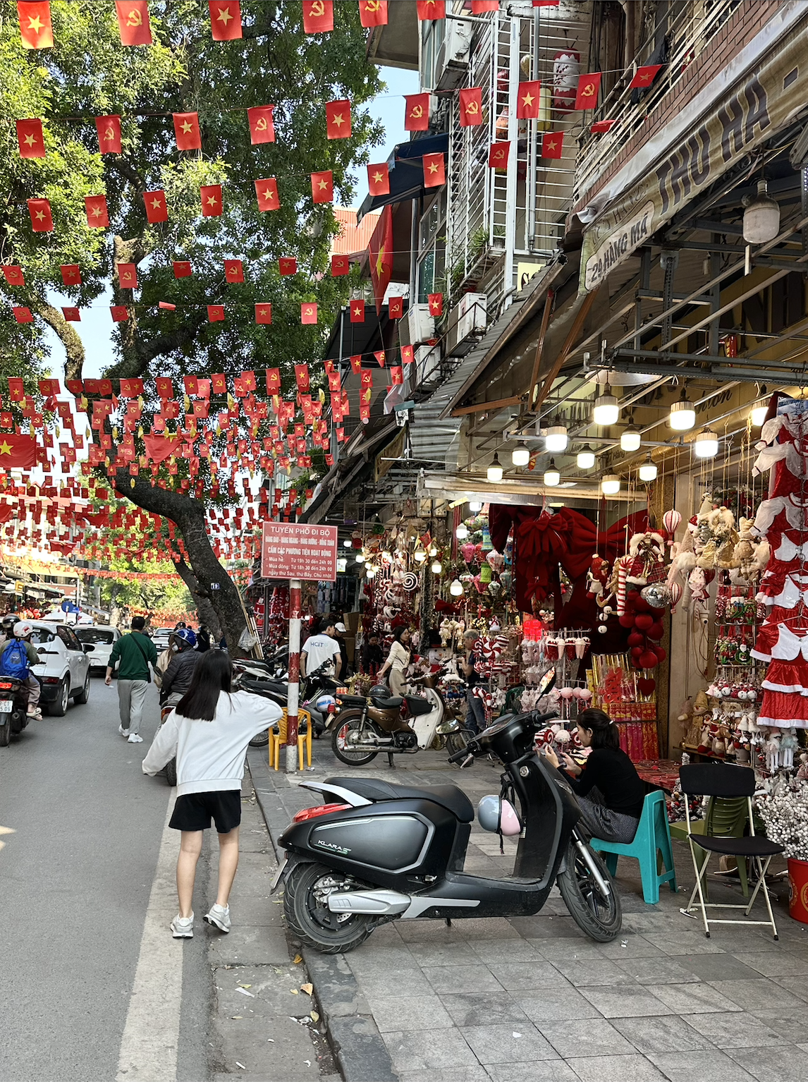 Cảnh tượng tại "phố Noel" trên Hàng Mã lúc này - Ảnh 2.