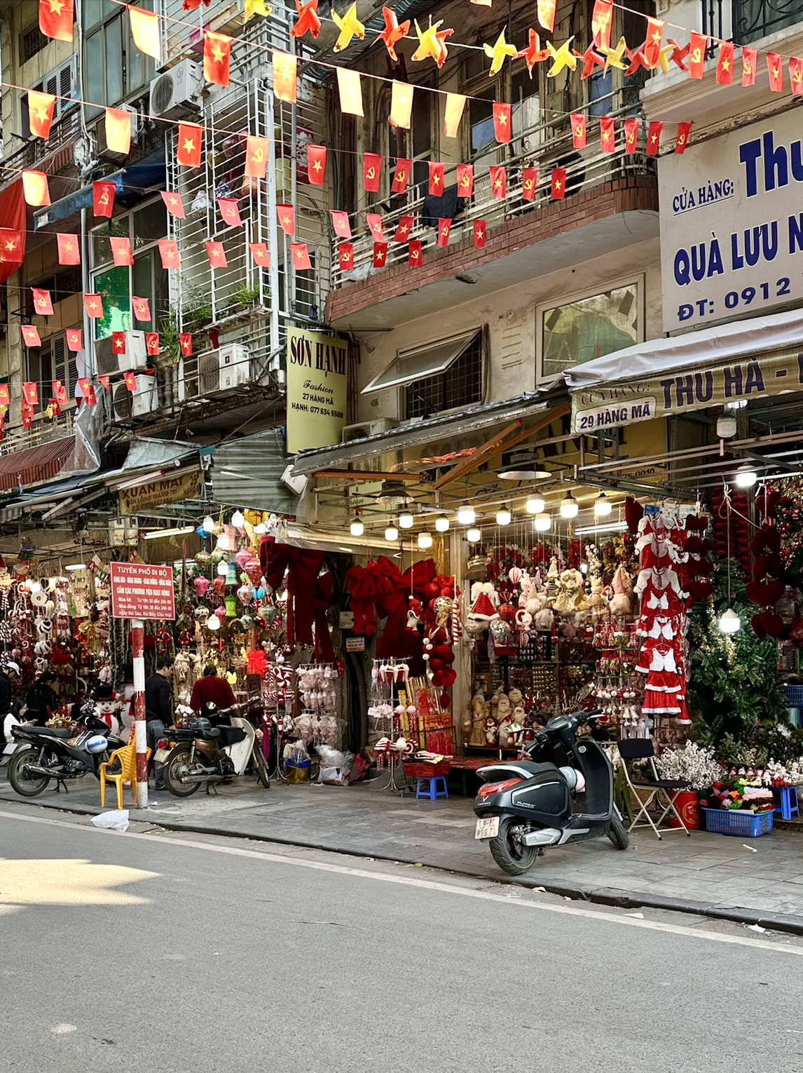 Cảnh tượng tại "phố Noel" trên Hàng Mã lúc này - Ảnh 3.