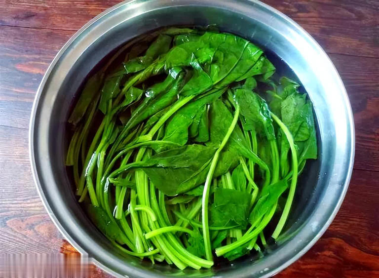 3 loại rau ăn nhiều “hại thận”, ngon bổ mấy cũng đừng tham ăn- Ảnh 1. 3 loại rau ăn nhiều “hại thận”, ngon bổ mấy cũng đừng tham ăn- Ảnh 1.