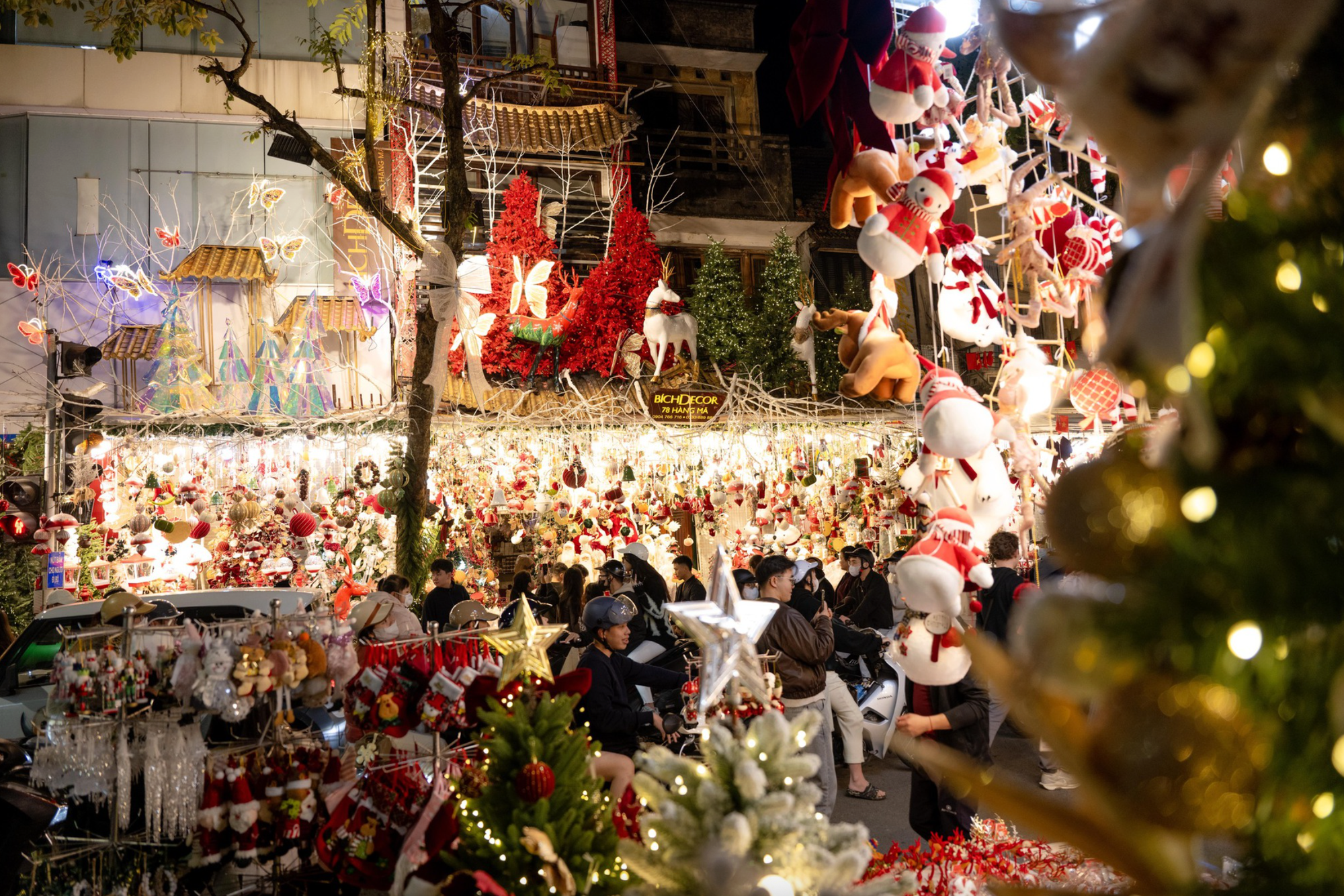 Cảnh tượng tại "phố Noel" trên Hàng Mã lúc này - Ảnh 6. Cảnh tượng tại "phố Noel" trên Hàng Mã lúc này - Ảnh 6.