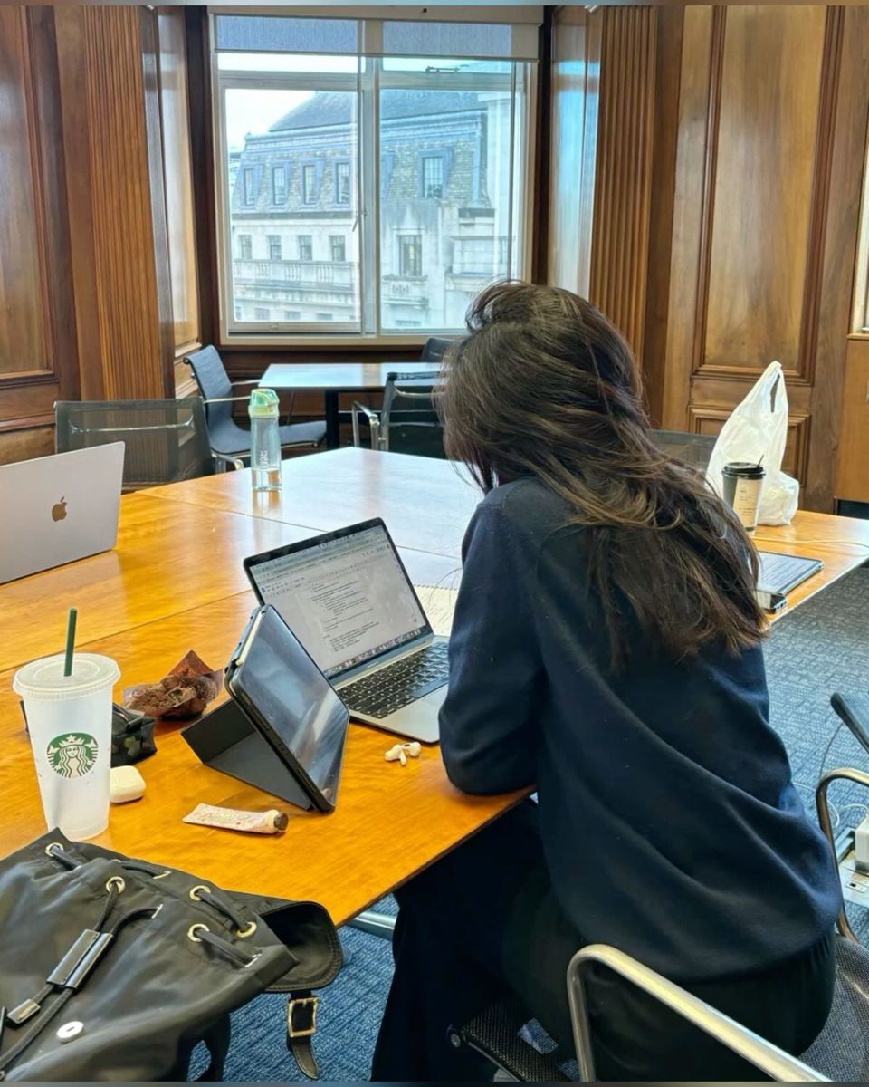 7 công việc dễ bị AI thay thế nhất trong năm 2026- Ảnh 2. 7 công việc dễ bị AI thay thế nhất trong năm 2026- Ảnh 2.