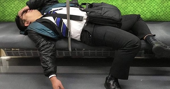 “Cơn đau đầu” mới của Hàn Quốc: Đi làm xa nhất thế giới khiến nhân viên “tắt cảm xúc”, doanh nghiệp mất năng suất- Ảnh 2. “Cơn đau đầu” mới của Hàn Quốc: Đi làm xa nhất thế giới khiến nhân viên “tắt cảm xúc”, doanh nghiệp mất năng suất- Ảnh 2.