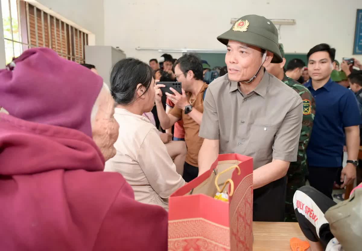 TP Hồ Chí Minh sẽ đồng hành cùng Khánh Hòa suốt quá trình khắc phục hậu quả mưa lũ- Ảnh 3. TP Hồ Chí Minh sẽ đồng hành cùng Khánh Hòa suốt quá trình khắc phục hậu quả mưa lũ- Ảnh 3.