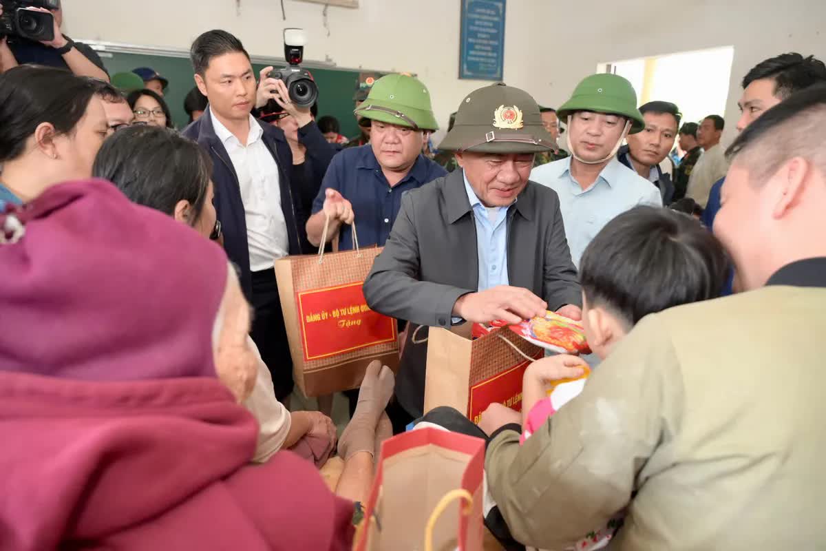 TP Hồ Chí Minh sẽ đồng hành cùng Khánh Hòa suốt quá trình khắc phục hậu quả mưa lũ- Ảnh 2. TP Hồ Chí Minh sẽ đồng hành cùng Khánh Hòa suốt quá trình khắc phục hậu quả mưa lũ- Ảnh 2.