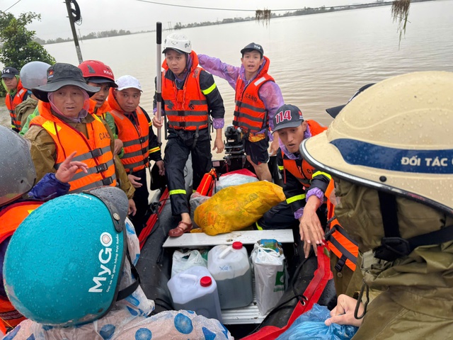 Mưa lũ lịch sử tại miền Trung: 102 Người chết và thiệt hại 9 . 000 Tỉ đồng - Ảnh 1. Mưa lũ lịch sử tại miền Trung: 102 Người chết và thiệt hại 9 . 000 Tỉ đồng - Ảnh 1.