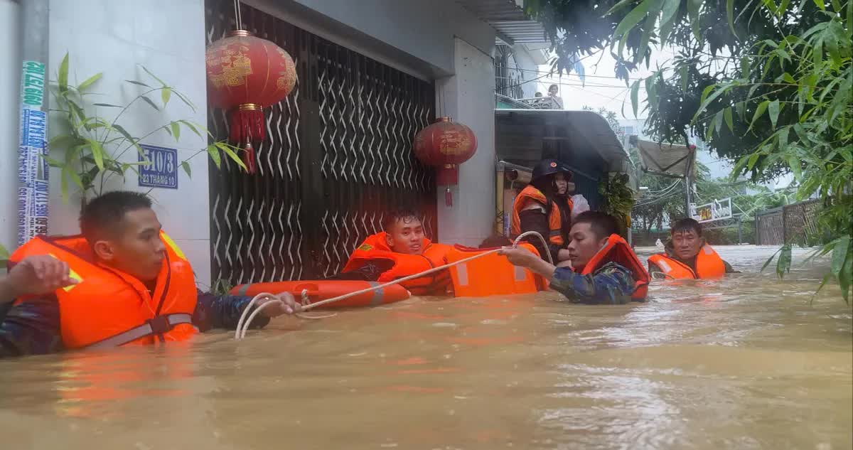 Vì sao Nam Trung Bộ phải gánh chịu trận lụt chưa từng có?- Ảnh 1. Vì sao Nam Trung Bộ phải gánh chịu trận lụt chưa từng có?- Ảnh 1.