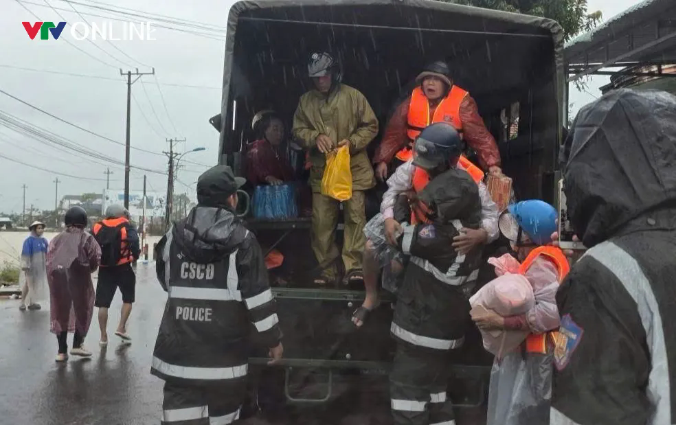 85 người chết, mất tích do mưa lũ lịch sử ở miền Trung- Ảnh 4. 85 người chết, mất tích do mưa lũ lịch sử ở miền Trung- Ảnh 4.