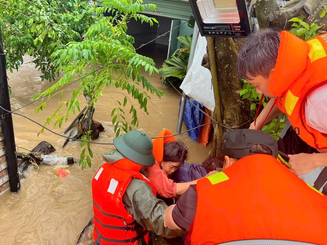 Mưa lũ Nam Trung Bộ vượt kỷ lục lịch sử , hiện tượng cực đoan hiếm gặp - Ảnh 1. Mưa lũ Nam Trung Bộ vượt kỷ lục lịch sử , hiện tượng cực đoan hiếm gặp - Ảnh 1.