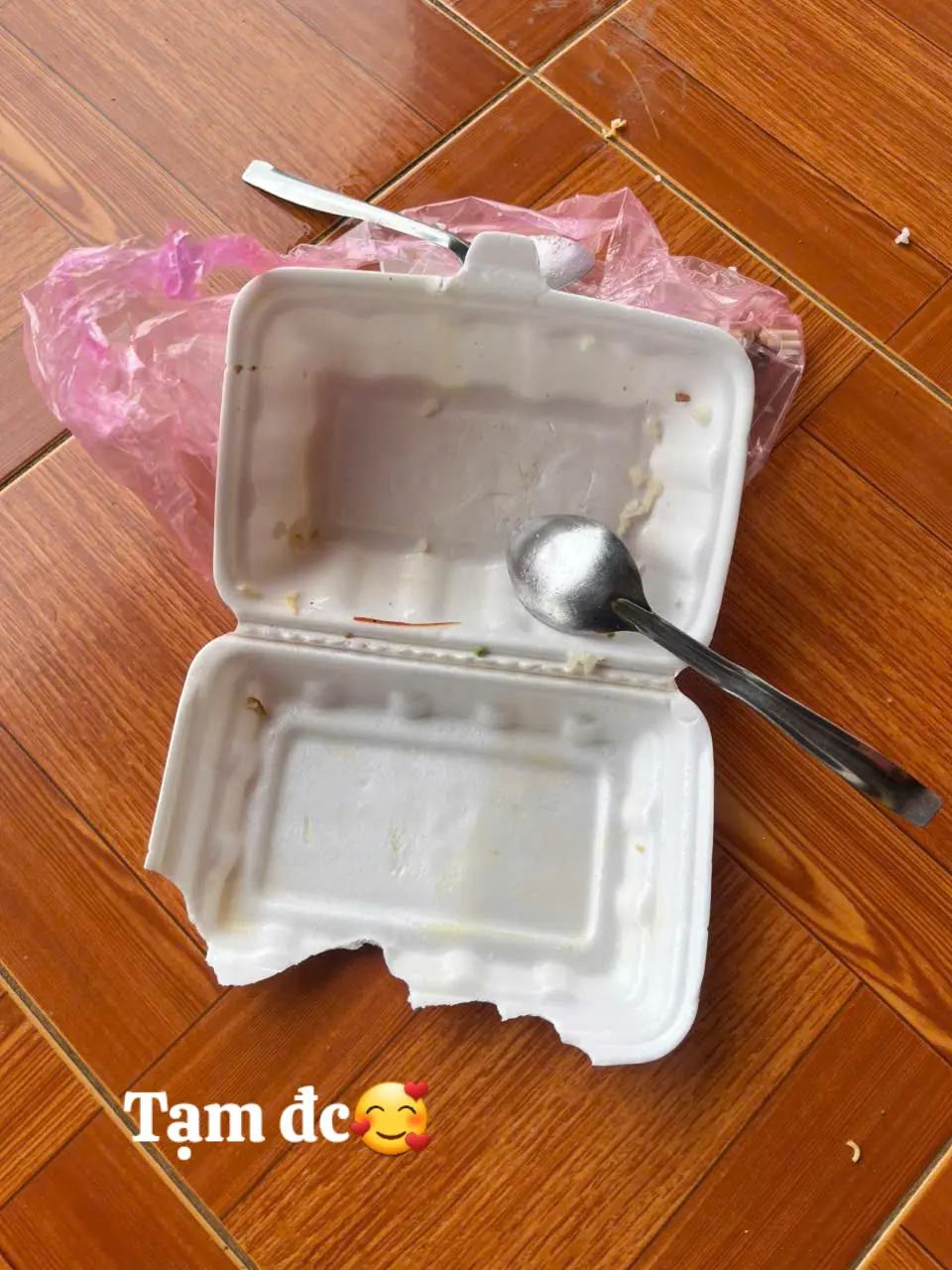 Hình ảnh những chiếc vỏ hộp đựng cơm cứu trợ gây xúc động- Ảnh 6. Hình ảnh những chiếc vỏ hộp đựng cơm cứu trợ gây xúc động- Ảnh 6.