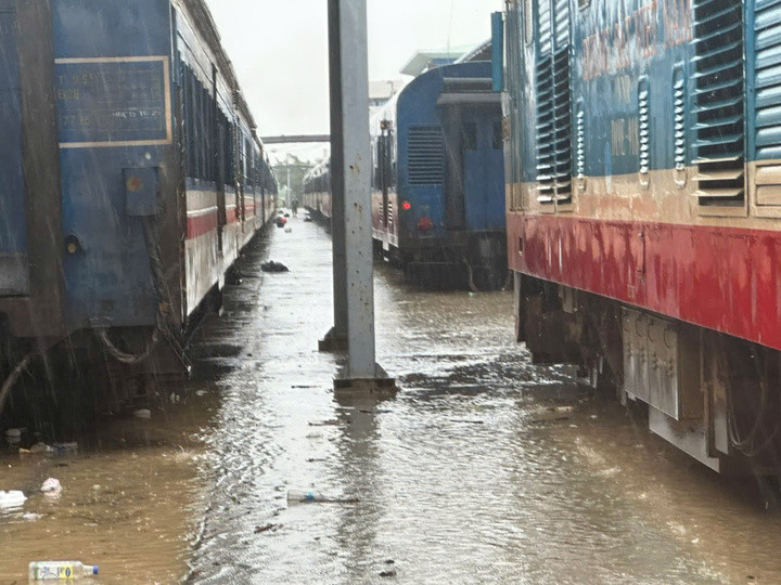 Đường sắt huỷ 41 đoàn tàu khách do ảnh hưởng lũ lụt tại Nam Trung Bộ- Ảnh 2.