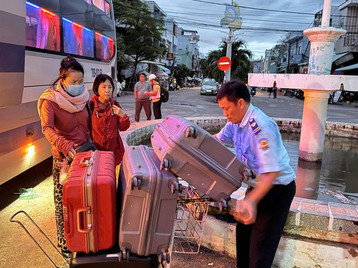 Đường sắt huỷ 41 đoàn tàu khách do ảnh hưởng lũ lụt tại Nam Trung Bộ- Ảnh 1.