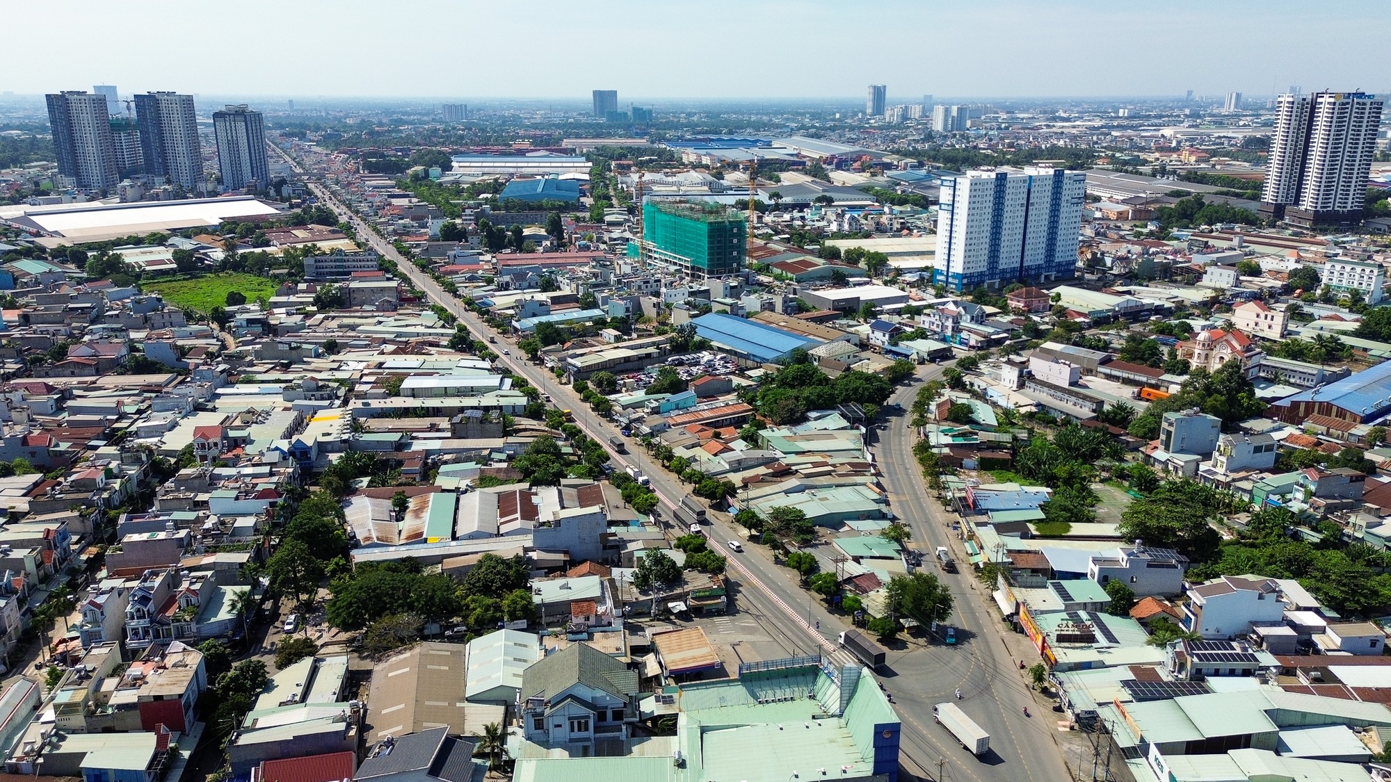 Khu vực bất động sản cực sôi động sau sáp nhập: Giá bằng một nửa, nguồn cung vượt xa TP.HCM cũ - Ảnh 1.