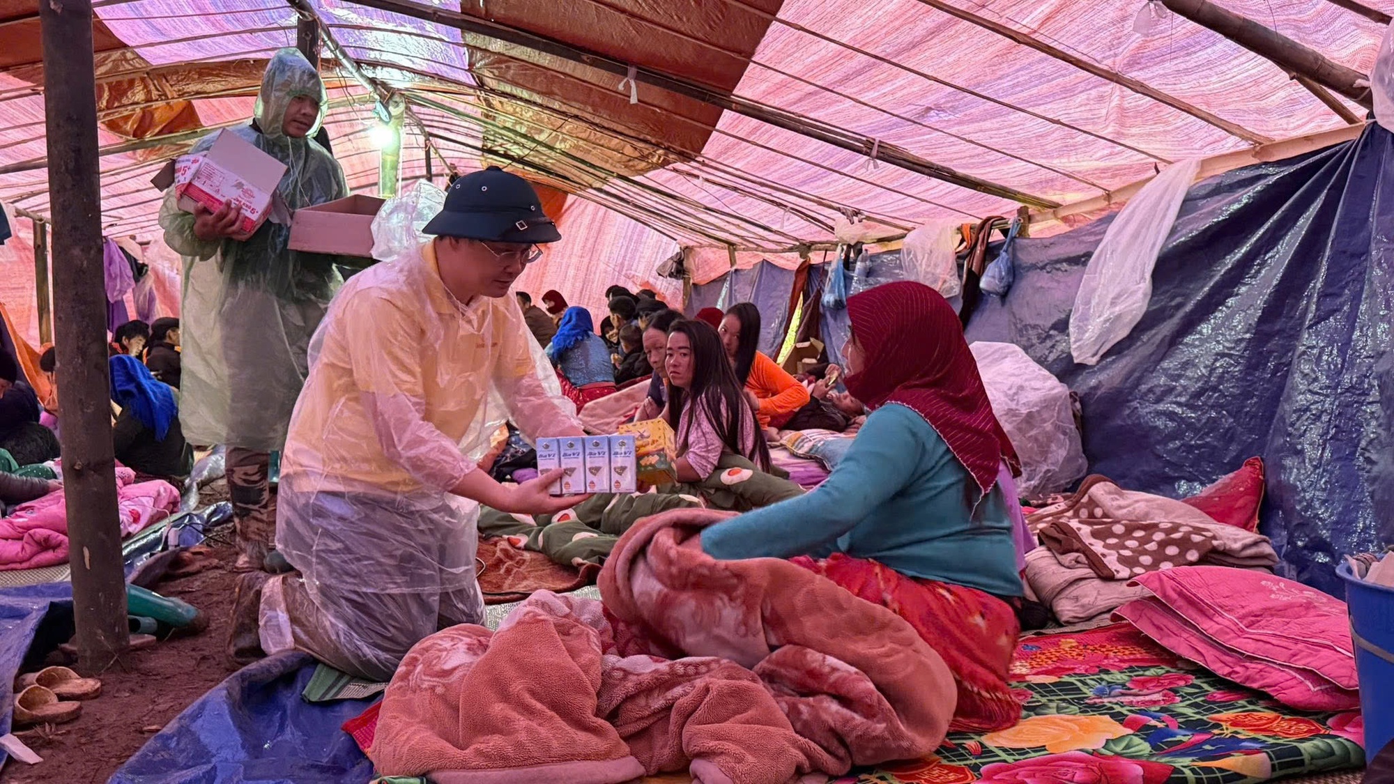 Vingroup hỗ trợ thêm 500 tỷ đồng cứu trợ miền Trung, nâng tổng đóng góp lên 1.000 tỷ đồng sau 2 tháng - Ảnh 1.