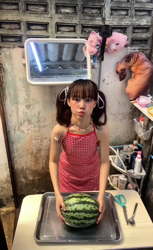 Cuộc sống kì lạ trong toilet 5m2 hút hàng triệu người- Ảnh 8.